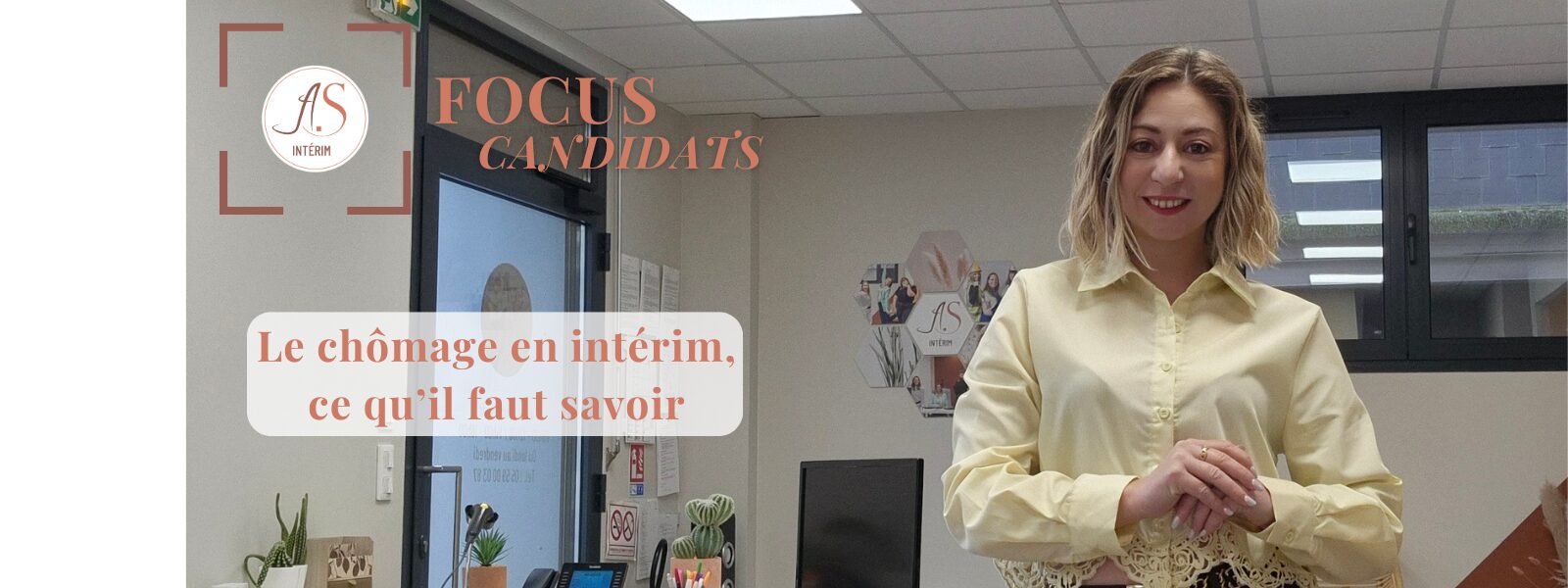 Consultante AS Intérim en agence présentant un focus sur le chômage en intérim et les droits des candidats